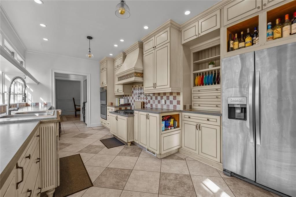 For Sale: $425,000 (4 beds, 3 baths, 2566 Square Feet)