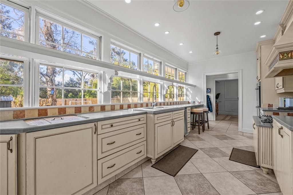 For Sale: $425,000 (4 beds, 3 baths, 2566 Square Feet)