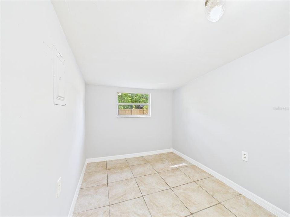 For Rent: $1,600 (2 beds, 1 baths, 880 Square Feet)