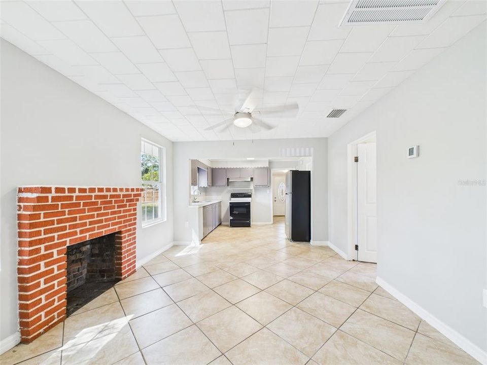 For Rent: $1,600 (2 beds, 1 baths, 880 Square Feet)