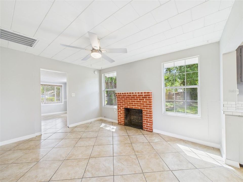 For Rent: $1,600 (2 beds, 1 baths, 880 Square Feet)