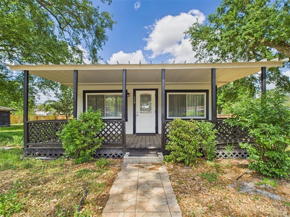 For Rent: $1,600 (2 beds, 1 baths, 880 Square Feet)