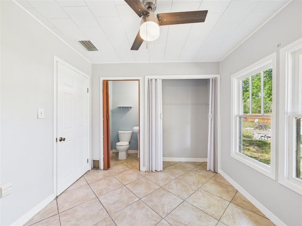 For Rent: $1,600 (2 beds, 1 baths, 880 Square Feet)