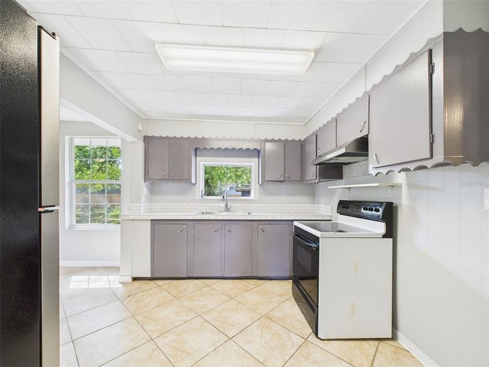 For Rent: $1,600 (2 beds, 1 baths, 880 Square Feet)