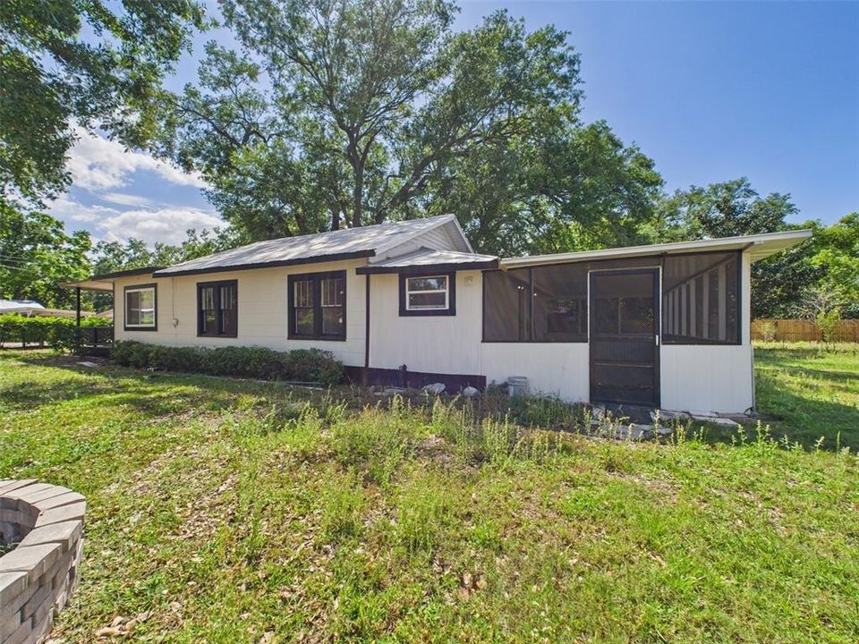 For Rent: $1,600 (2 beds, 1 baths, 880 Square Feet)