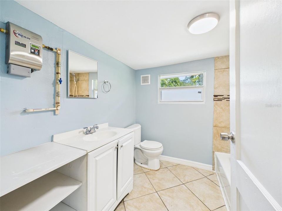 For Rent: $1,600 (2 beds, 1 baths, 880 Square Feet)