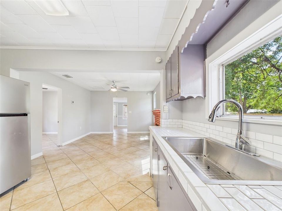 For Rent: $1,600 (2 beds, 1 baths, 880 Square Feet)