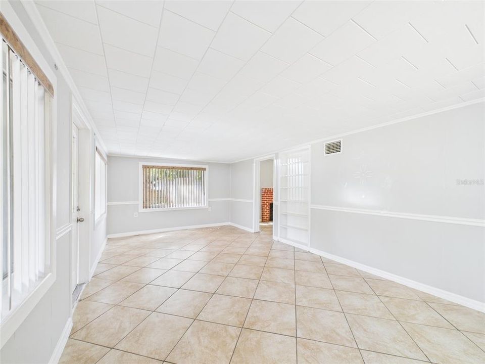 For Rent: $1,600 (2 beds, 1 baths, 880 Square Feet)