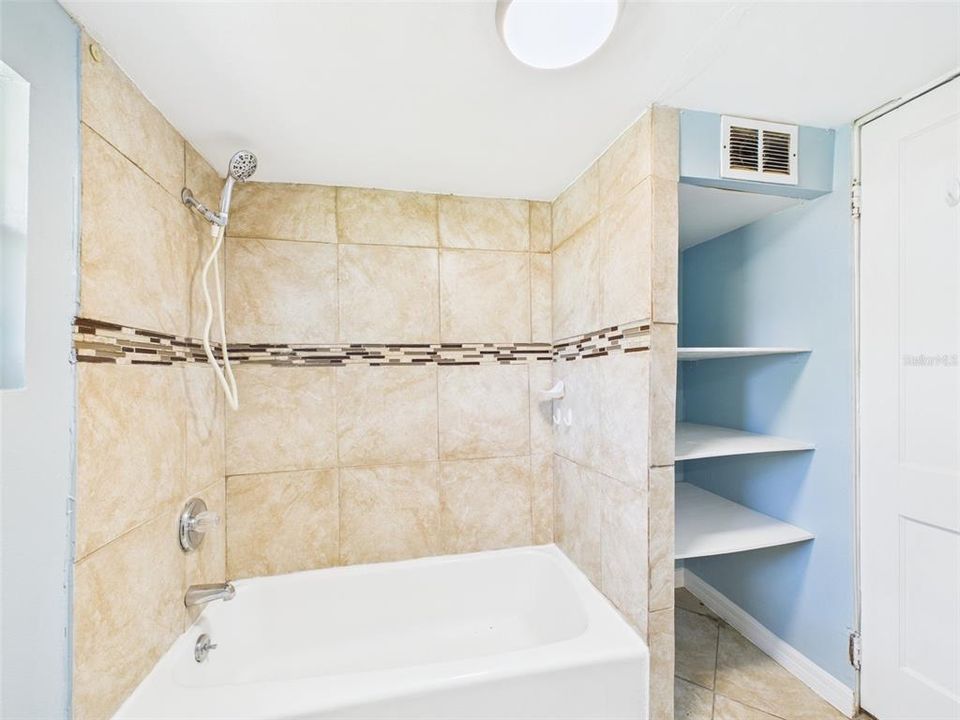 For Rent: $1,600 (2 beds, 1 baths, 880 Square Feet)