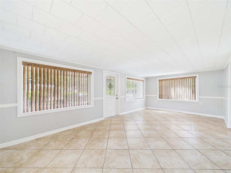 For Rent: $1,600 (2 beds, 1 baths, 880 Square Feet)