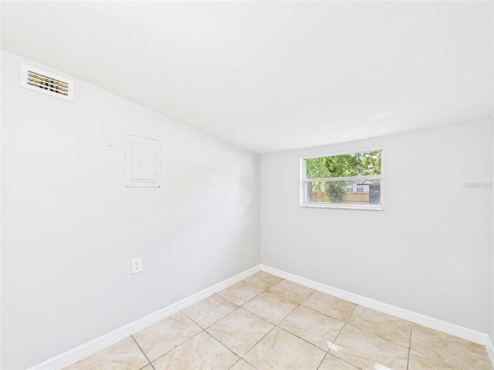 For Rent: $1,600 (2 beds, 1 baths, 880 Square Feet)