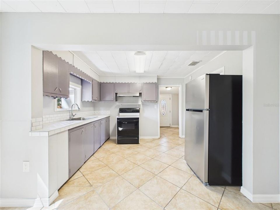 For Rent: $1,600 (2 beds, 1 baths, 880 Square Feet)