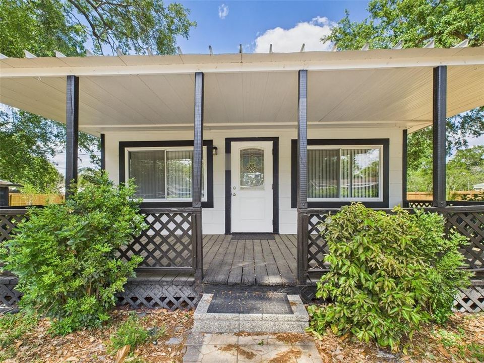 For Rent: $1,600 (2 beds, 1 baths, 880 Square Feet)