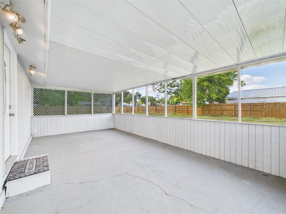 For Rent: $1,600 (2 beds, 1 baths, 880 Square Feet)