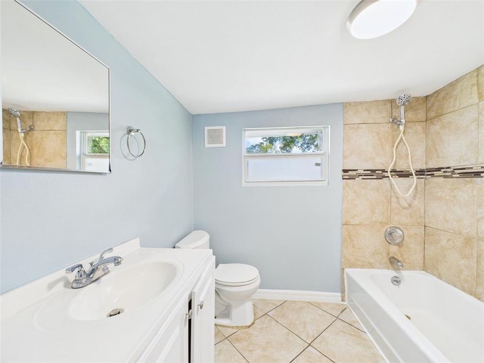 For Rent: $1,600 (2 beds, 1 baths, 880 Square Feet)