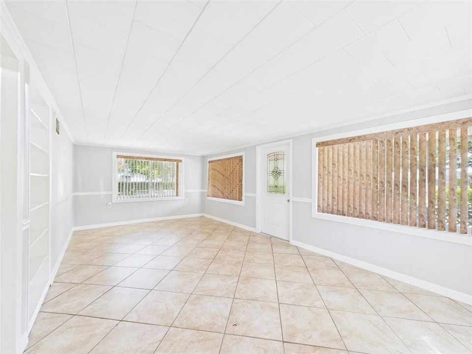 For Rent: $1,600 (2 beds, 1 baths, 880 Square Feet)