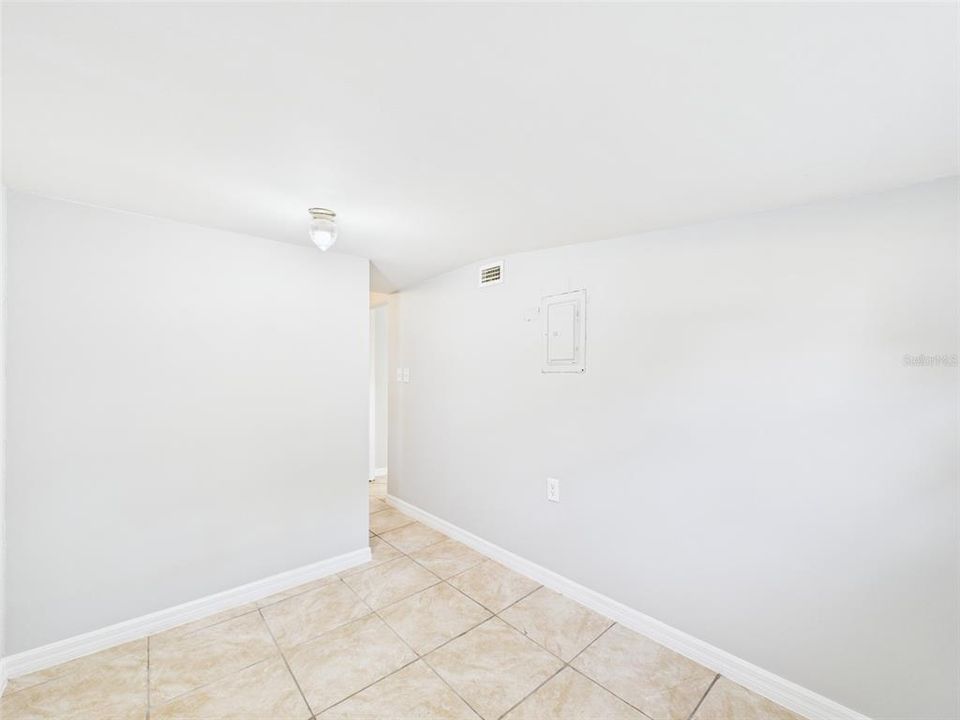 For Rent: $1,600 (2 beds, 1 baths, 880 Square Feet)