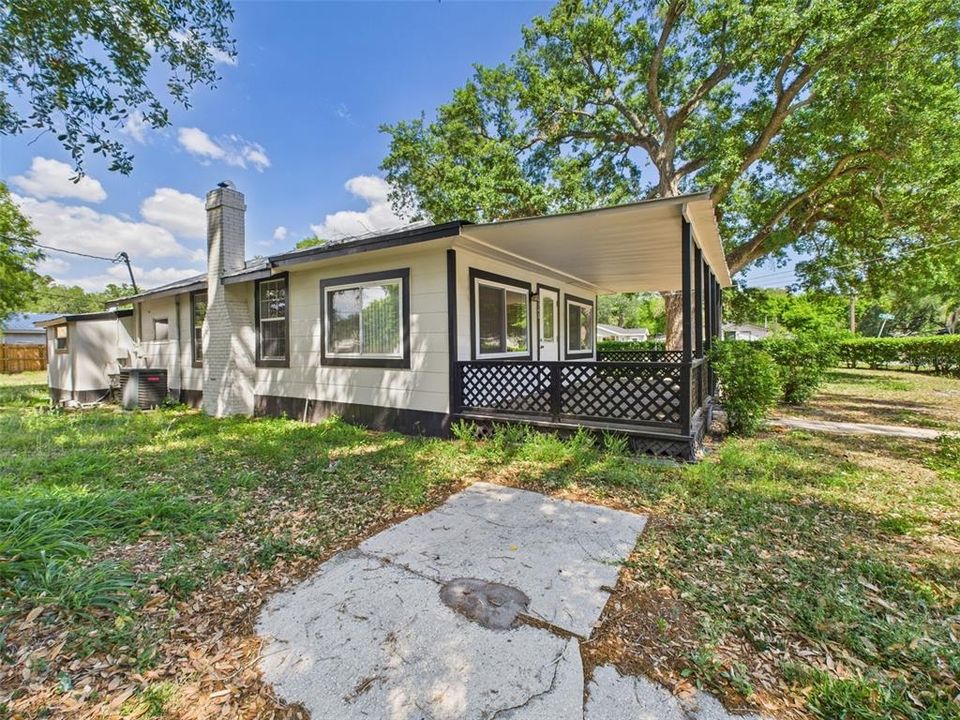 For Rent: $1,600 (2 beds, 1 baths, 880 Square Feet)