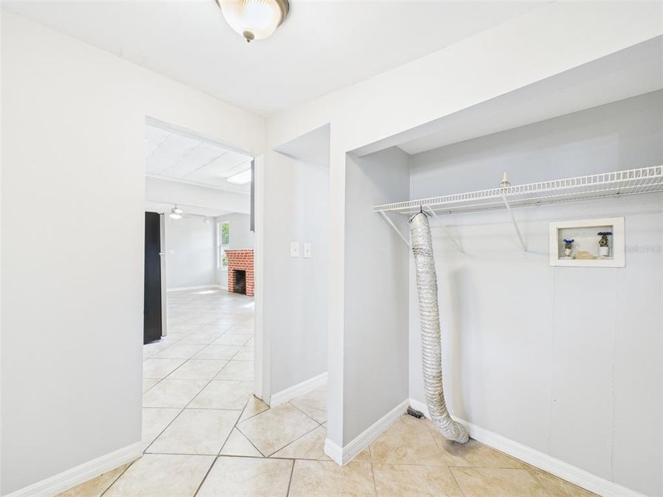 For Rent: $1,600 (2 beds, 1 baths, 880 Square Feet)