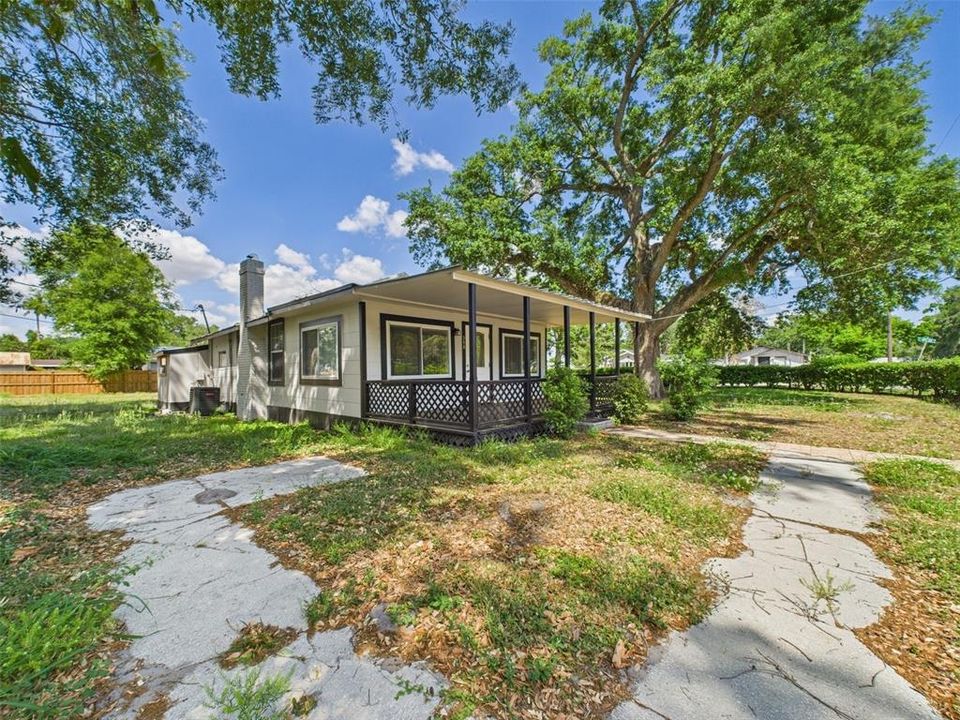 For Rent: $1,600 (2 beds, 1 baths, 880 Square Feet)