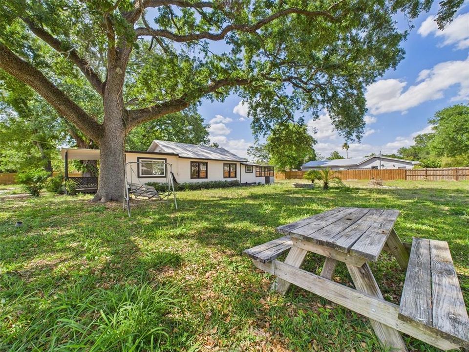 For Rent: $1,600 (2 beds, 1 baths, 880 Square Feet)