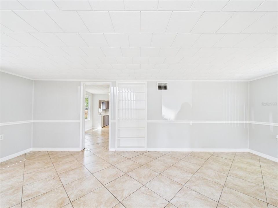 For Rent: $1,600 (2 beds, 1 baths, 880 Square Feet)