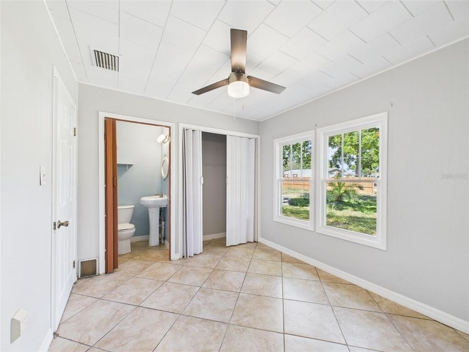 For Rent: $1,600 (2 beds, 1 baths, 880 Square Feet)