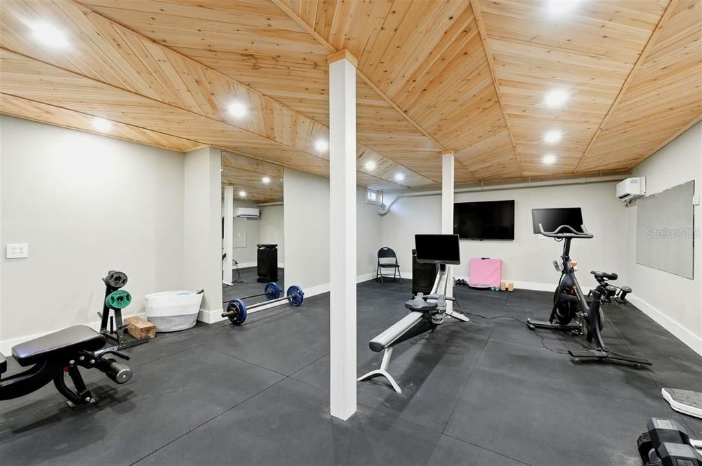 For Sale: $1,350,000 (5 beds, 3 baths, 4733 Square Feet)