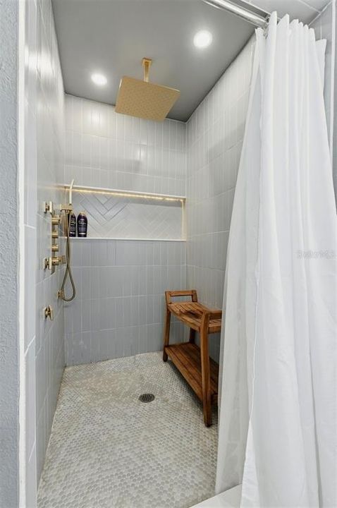 For Sale: $1,350,000 (5 beds, 3 baths, 4733 Square Feet)