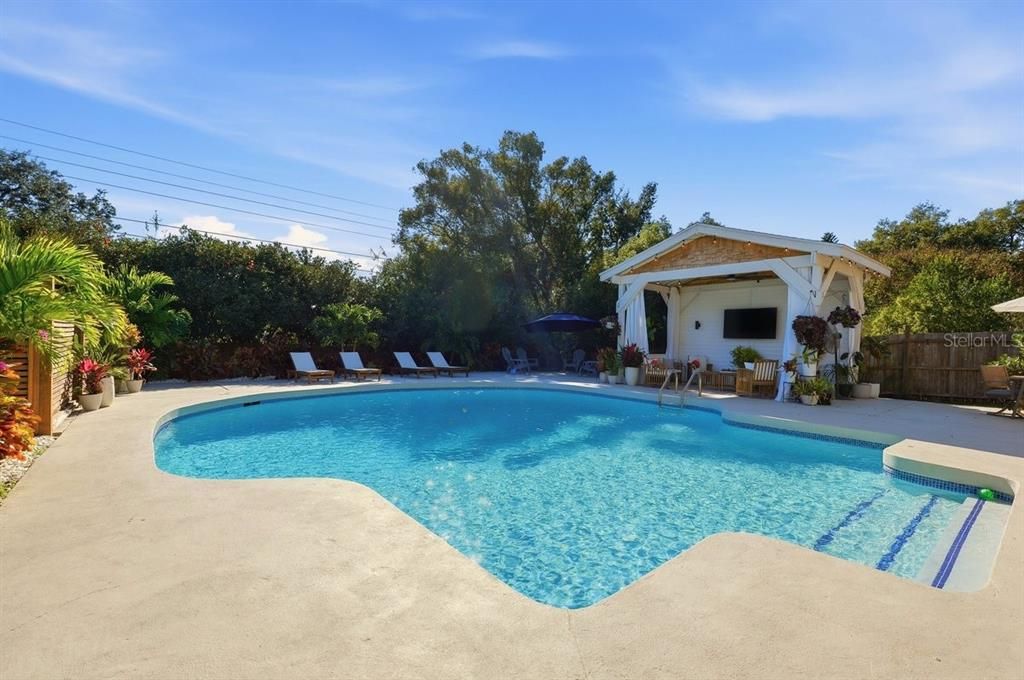 For Sale: $1,350,000 (5 beds, 3 baths, 4733 Square Feet)