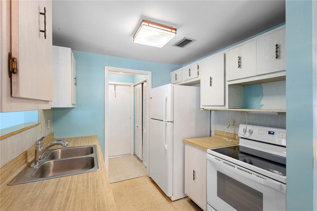 For Sale: $198,900 (2 beds, 1 baths, 1056 Square Feet)