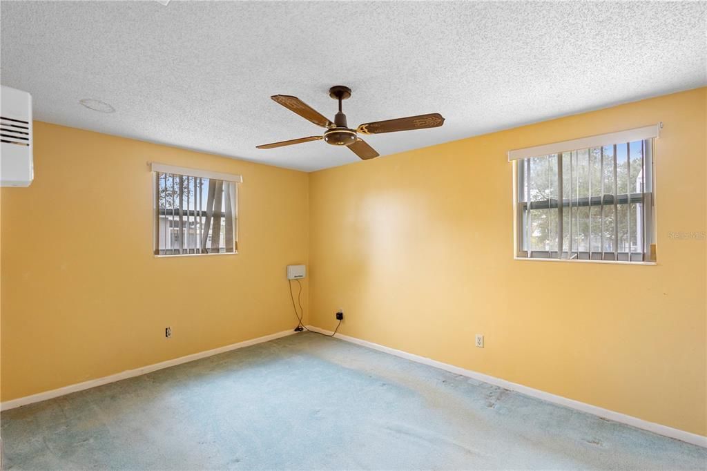 For Sale: $198,900 (2 beds, 1 baths, 1056 Square Feet)