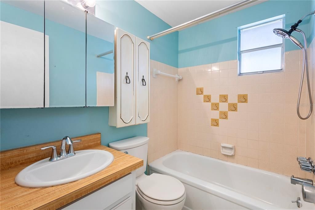 For Sale: $198,900 (2 beds, 1 baths, 1056 Square Feet)