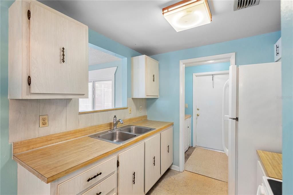 For Sale: $198,900 (2 beds, 1 baths, 1056 Square Feet)