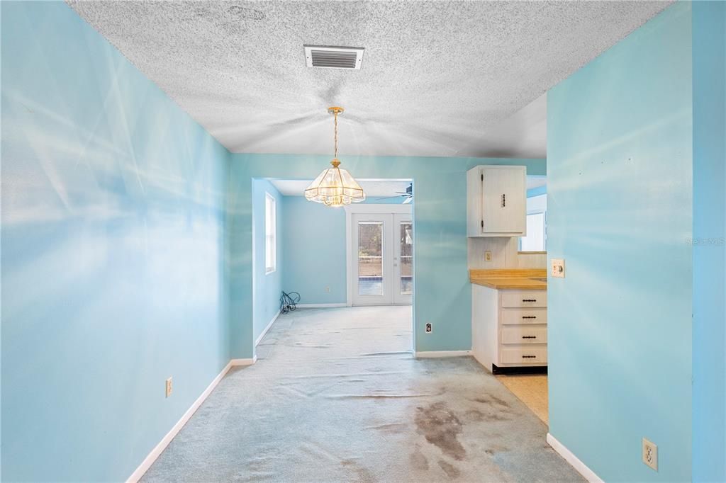 For Sale: $198,900 (2 beds, 1 baths, 1056 Square Feet)