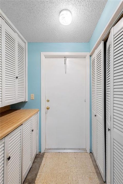 For Sale: $198,900 (2 beds, 1 baths, 1056 Square Feet)