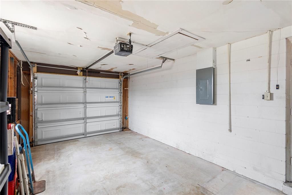 For Sale: $198,900 (2 beds, 1 baths, 1056 Square Feet)