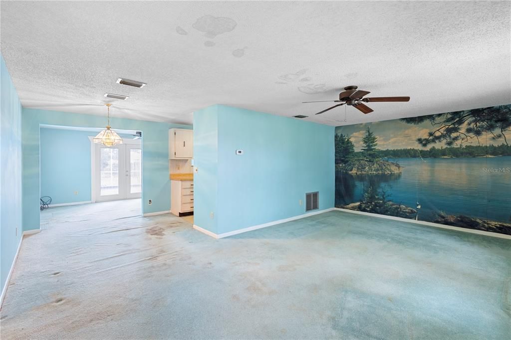 For Sale: $198,900 (2 beds, 1 baths, 1056 Square Feet)