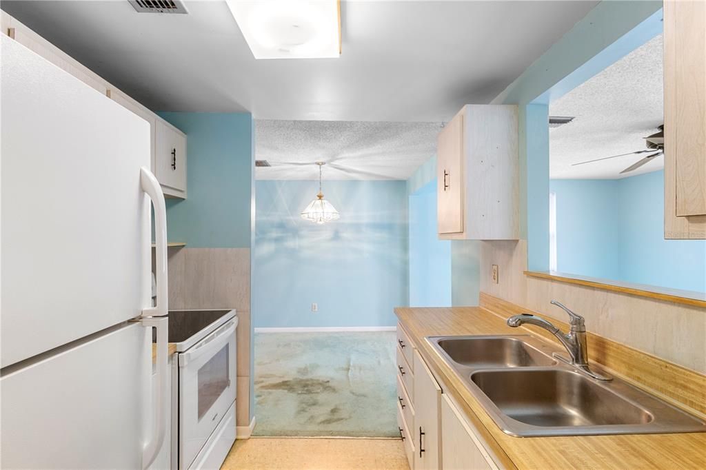 For Sale: $198,900 (2 beds, 1 baths, 1056 Square Feet)