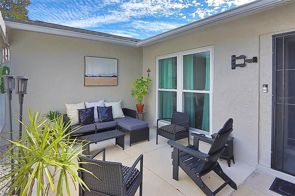 合同活跃: $549,900 (4 贝兹, 2 浴室, 2044 平方英尺)