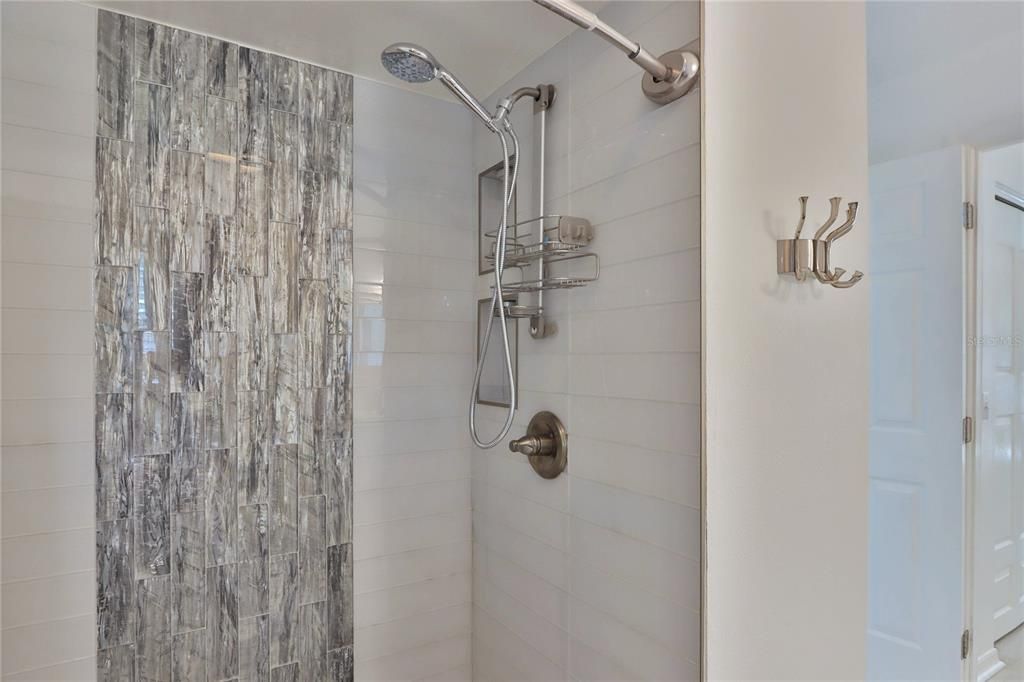 合同活跃: $549,900 (4 贝兹, 2 浴室, 2044 平方英尺)