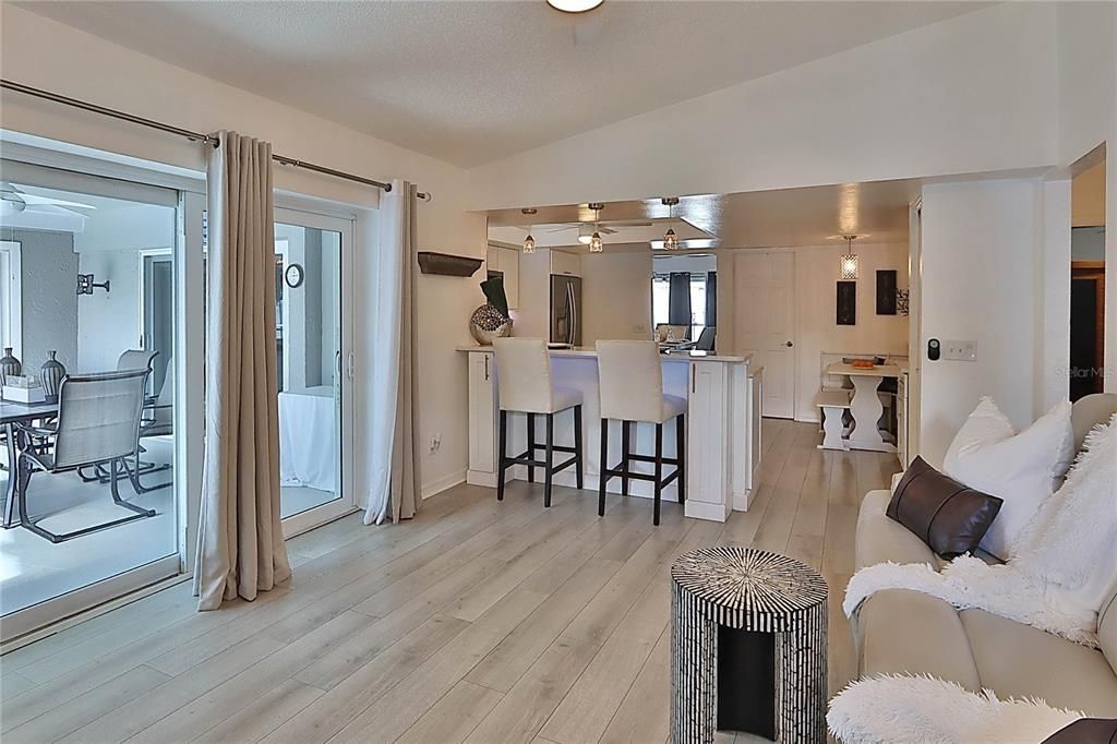 合同活跃: $549,900 (4 贝兹, 2 浴室, 2044 平方英尺)