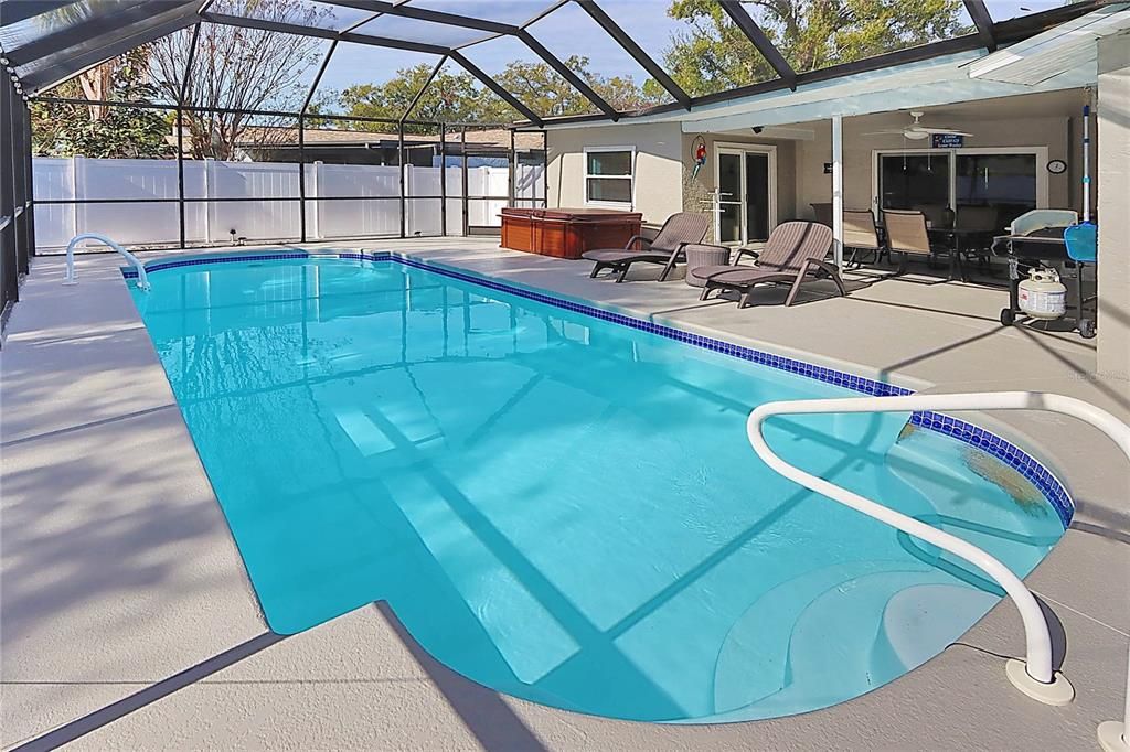 合同活跃: $549,900 (4 贝兹, 2 浴室, 2044 平方英尺)