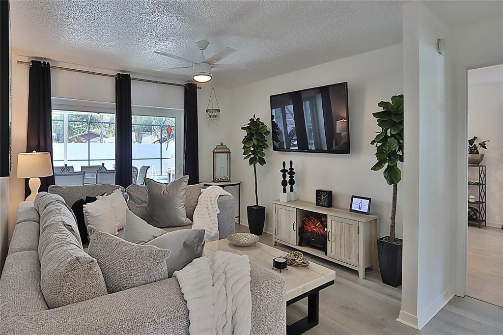 合同活跃: $549,900 (4 贝兹, 2 浴室, 2044 平方英尺)