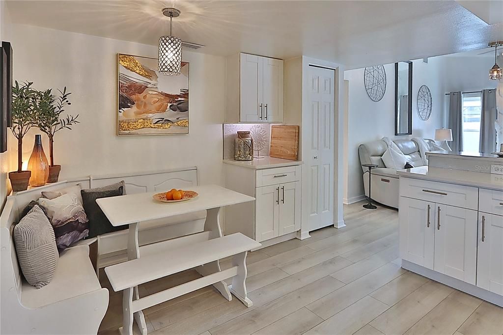 合同活跃: $549,900 (4 贝兹, 2 浴室, 2044 平方英尺)