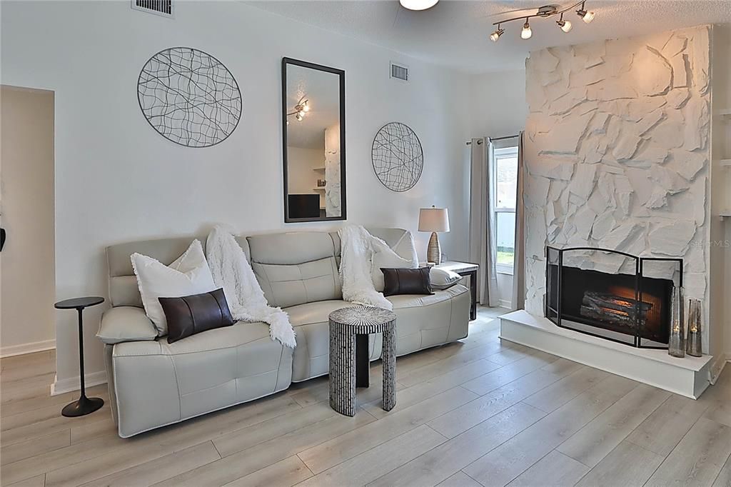 合同活跃: $549,900 (4 贝兹, 2 浴室, 2044 平方英尺)