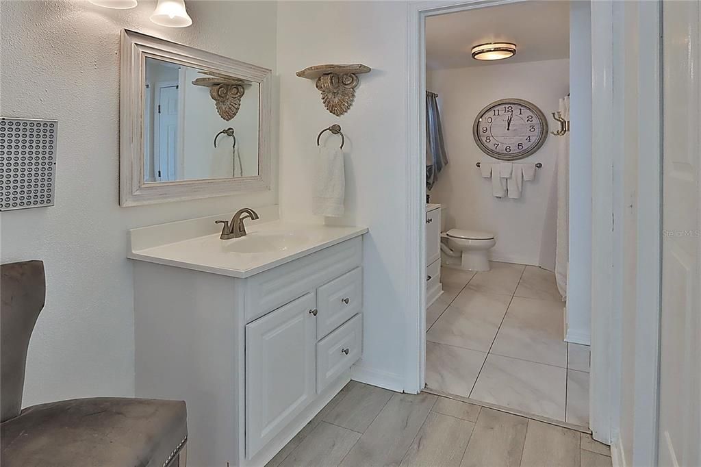 合同活跃: $549,900 (4 贝兹, 2 浴室, 2044 平方英尺)