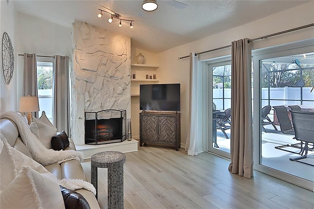 合同活跃: $549,900 (4 贝兹, 2 浴室, 2044 平方英尺)