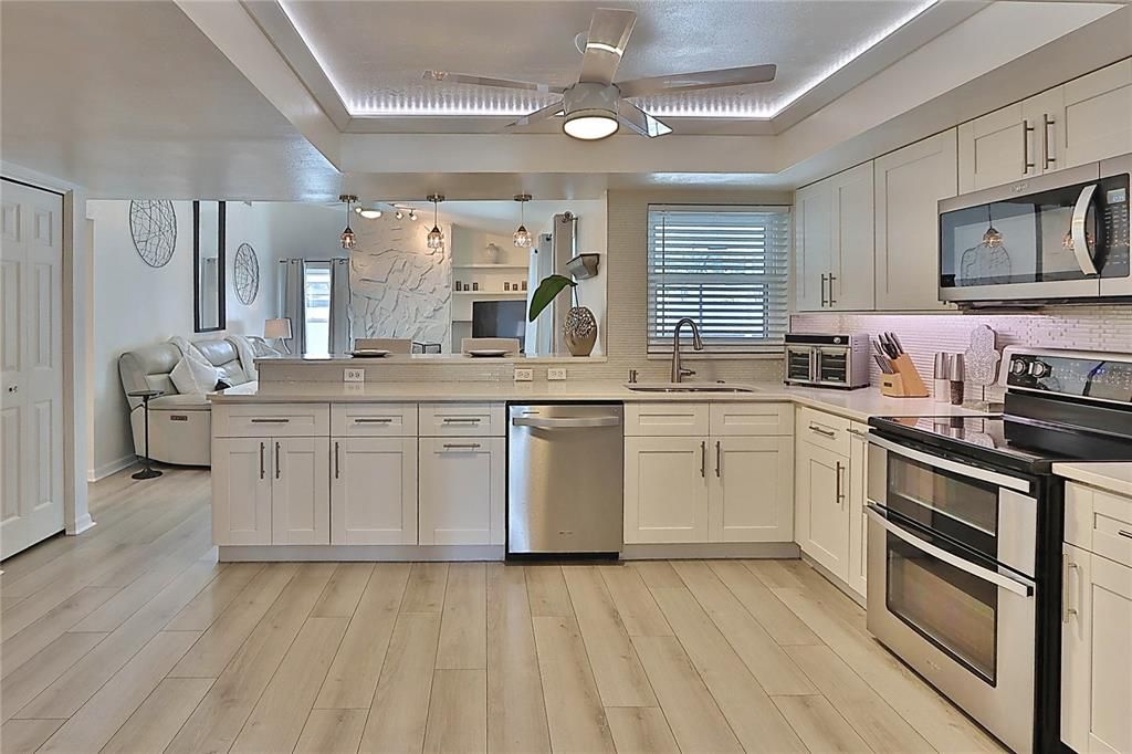 合同活跃: $549,900 (4 贝兹, 2 浴室, 2044 平方英尺)