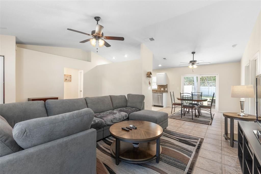 待售: $278,000 (3 贝兹, 2 浴室, 1380 平方英尺)